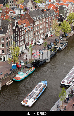 Stadt Amsterdam von oben, Prinsengracht Straße, fahren Boot und Hausboote an einem Kanal, Holland, Niederlande. Stockfoto