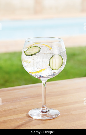Gurke Gin und Tonic cocktail an der Poolbar Stockfoto