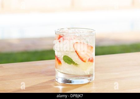 Erdbeer Mojito cocktail an der Poolbar Stockfoto