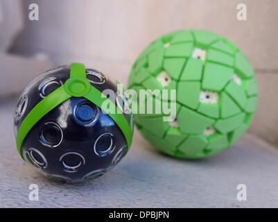 Las Vegas, USA. 10. Januar 2014. Zwei Versionen von der Panono-Panorama-Kamera sind auf dem Display während der Consumer Electronics Show CES 2014 in Las Vegas, USA, 10. Januar 2014. Die Messe läuft vom 7. Januar bis 10. Januar 2014. Foto: Britta Pedersen/Dpa/Alamy Live News Stockfoto