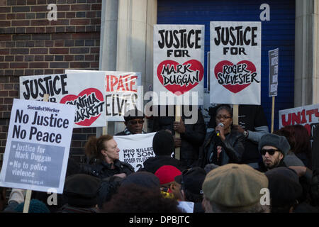 Tottenham, London, UK, 11. Januar 2014. Marcia Rigg, die Schwester von Sean Rigg, eine psychisch Kranke schwarzer Mann, der in Polizeigewahrsam 2008 in Brixton starb, spricht auf eine friedliche Mahnwache für Mark Duggan außerhalb Tottenham Polizei-Station. Der Tod von Mark Duggan, der am 4. August 2011 von Scharfschützen der Polizei erschossen wurde, löste verbreitete Krawalle in Tottenham und England. Am 8. Januar 2014 fand eine Jury, dass seine Aufnahmen war rechtmäßig, was seine Familie und Freunde noch bestreiten. Bildnachweis: Patricia Phillips/Alamy Live-Nachrichten Stockfoto