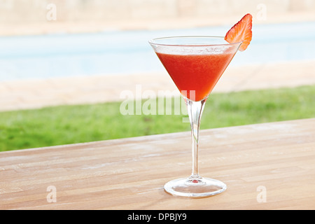 Erdbeer-Daiquiri cocktail an der Poolbar Stockfoto