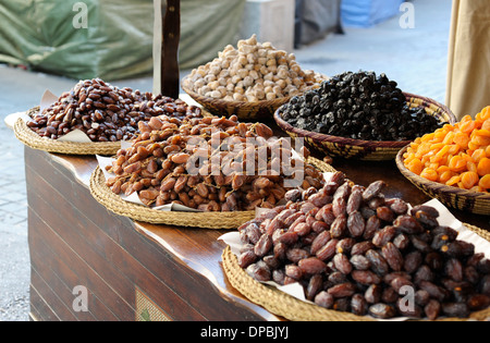 getrocknete Früchte auf dem Display in allen Heiligen Jahrmarkt in Cocentaina, Provinz Alicante, Spanien Stockfoto