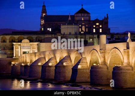 Die römische Brücke (Puente Romano) über den Fluss Guadalquivir und Moschee-Kathedrale (Mezquita) im Morgengrauen in Córdoba, Andalusien, Spanien. Stockfoto