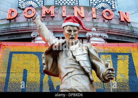 London, England, Vereinigtes Königreich. Dominion Theatre auf Cahrring Cross Road. Freddie Mercury trägt Weihnachtsmütze Stockfoto