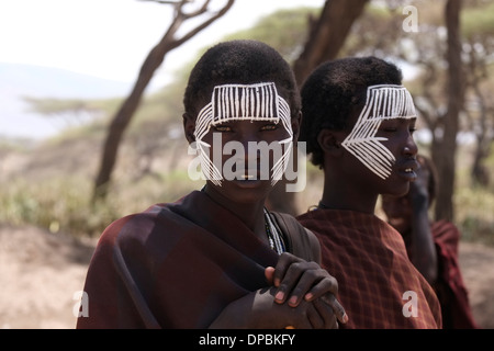 Maasai Jugendliche mit gemaltem Gesicht nach der „Emorata“-Zeremonie, die die Beschneidung und das Recht auf Durchreise ist, Mitglied der Krieger- oder moran-Klasse im Ngorongoro Conservation Area Tansania Ostafrika zu werden Stockfoto