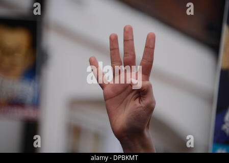 London, UK. 11. Januar 2014. Mursi unterstützen Protest gegen die Verfassung Wähler vor Ägypten Botschaft in London. 11. Januar 2014 Kredit: siehe Li/Alamy Live News Stockfoto