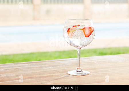 Erdbeere Gin und Tonic cocktail an der Poolbar Stockfoto