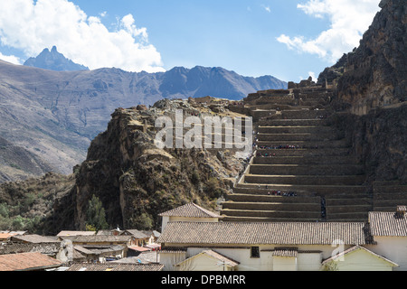 Blick über das Dorf Ollanta mit Inka-Ruinen im Hintergrund, Peru Stockfoto