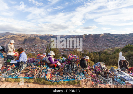 Frauen mit Kunsthandwerk auf einem Hügel der Stadt Cusco (Peru) im Hintergrund Stockfoto