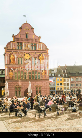 Café am Place De La Réunion, im Hintergrund der Renaissance Fassade des ehemaligen Rathauses, heute ein Museum im freien Stockfoto