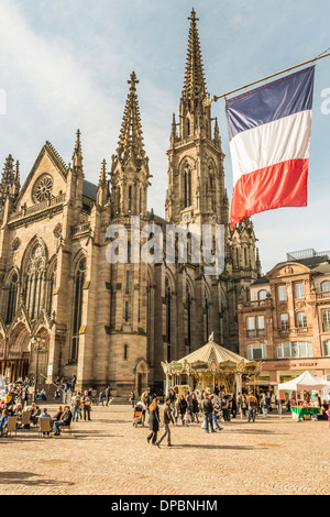 Blick auf die St. Stephen´s Kirche am Place De La Réunion, auf der rechten Seite eine französische Flagge im Hintergrund ein historisches Karussell, m Stockfoto