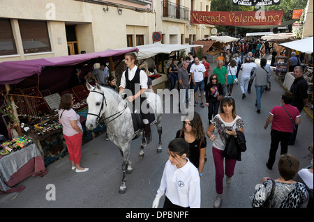 Reiter auf andalusischen Pferd in den Straßen in allen Heiligen Jahrmarkt in Cocentaina, Provinz Alicante, Spanien Stockfoto