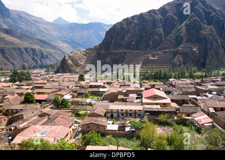 Blick über das Dorf Ollanta mit Inka-Ruinen im Hintergrund, Peru Stockfoto