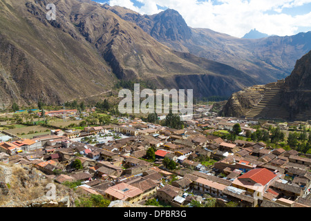 Blick über das Dorf Ollanta mit Inka-Ruinen im Hintergrund, Peru Stockfoto