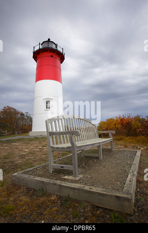 Durch jahrelange Erosion steht Nauset Licht als Symbol entlang der Cape Cod National Seashore in Eastham Massachusetts Cape Cod Stockfoto