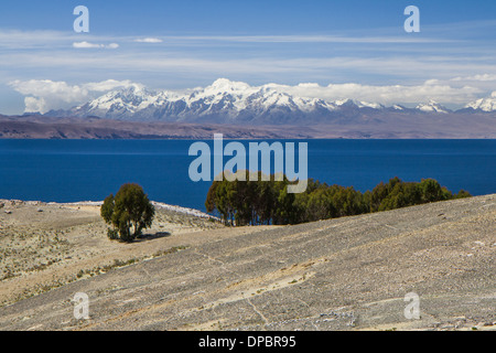 Titicaca-See, Blick auf den bolivianischen Anden. Cordillera Real. Stockfoto