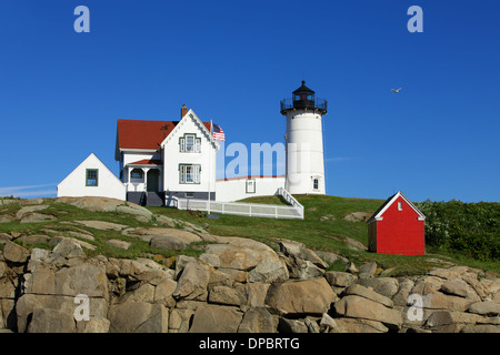 Berühmte amerikanische Ikone und ein klassischer Leuchtturm, Cape Neddick Lighthouse oder Nubble Light befindet sich am Sohier Park in York Maine Stockfoto
