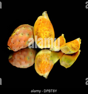 Feigenkakteen am Spiegel mit schwarzem Hintergrund. Obst. Stockfoto