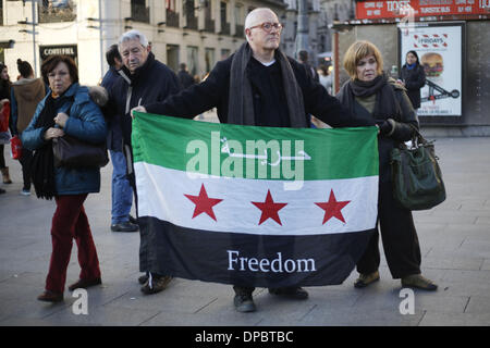 Madrid, Spanien. 11. Januar 2014. Fußgänger bestanden neben Demonstranten die unabhängige Flagge Syriens während einer Demonstration zum Gedenken an den internationalen Tag zur Unterstützung des syrischen Volkes und in Solidarität mit den ursprünglichen Zielen der syrischen Revolution in Madrid, Spanien, 11. Januar 2013 anzeigen. Bildnachweis: Rodrigo Garcia/NurPhoto/ZUMAPRESS.com/Alamy Live-Nachrichten Stockfoto