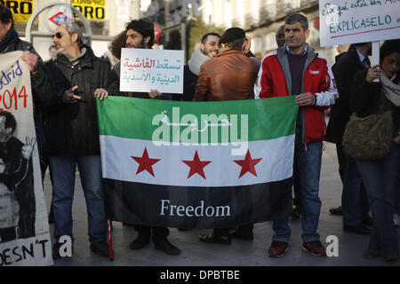 Madrid, Spanien. 11. Januar 2014. Demonstranten zeigen die unabhängige Flagge Syriens während einer Demonstration zum Gedenken an den internationalen Tag zur Unterstützung des syrischen Volkes und in Solidarität mit den ursprünglichen Zielen der syrischen Revolution in Madrid, Spanien, 11. Januar 2013. Bildnachweis: Rodrigo Garcia/NurPhoto/ZUMAPRESS.com/Alamy Live-Nachrichten Stockfoto