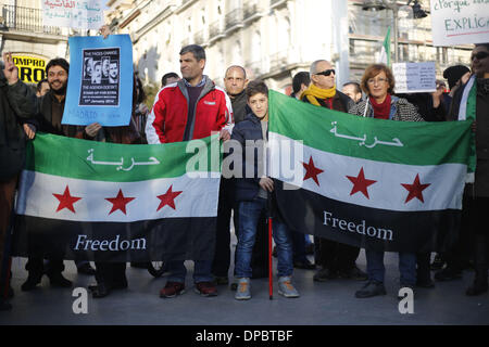 Madrid, Spanien. 11. Januar 2014. Demonstranten zeigen die unabhängige Flagge Syriens während einer Demonstration zum Gedenken an den internationalen Tag zur Unterstützung des syrischen Volkes und in Solidarität mit den ursprünglichen Zielen der syrischen Revolution in Madrid, Spanien, 11. Januar 2013. Bildnachweis: Rodrigo Garcia/NurPhoto/ZUMAPRESS.com/Alamy Live-Nachrichten Stockfoto