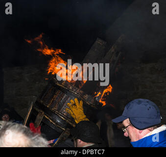 Burghead, Moray, Schottland. 11. Januar 2014. Verbrennung von Clavie, ein Feuerfestival einzigartig in Burghead, die begrüßt des neue Jahrs. Die Bedeutung des 11. Januar stammt aus dem 1750, als der Julianische Kalender in Großbritannien reformiert wurde. Der neue Gregorianische Kalender eingeführt wurde. Menschen randalierten, fordern ihre 11 Tage - aber nicht in Burghead zurück. Bildnachweis: JASPERIMAGE/Alamy Live-Nachrichten Stockfoto