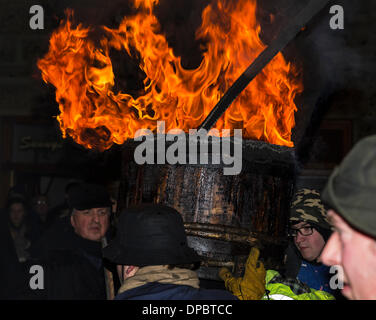 Burghead, Moray, Schottland. 11. Januar 2014. Verbrennung von Clavie, ein Feuerfestival einzigartig in Burghead, die begrüßt des neue Jahrs. Die Bedeutung des 11. Januar stammt aus dem 1750, als der Julianische Kalender in Großbritannien reformiert wurde. Der neue Gregorianische Kalender eingeführt wurde. Menschen randalierten, fordern ihre 11 Tage - aber nicht in Burghead zurück. Bildnachweis: JASPERIMAGE/Alamy Live-Nachrichten Stockfoto