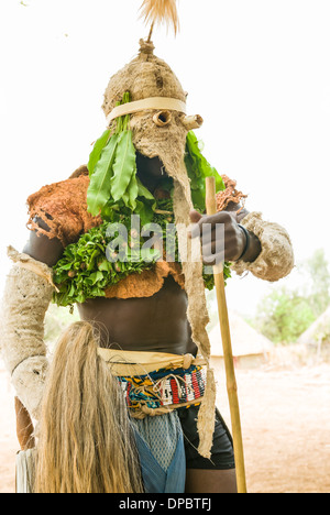 Bassari Feier mit Tänzern auf traditionelle Kleidung, Ethiolo Dorf, Bassari-Land, Senegal, Afrika. Stockfoto