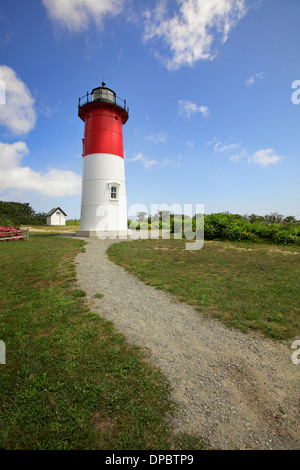 Durch jahrelange Erosion steht Nauset Licht als Symbol entlang der Cape Cod National Seashore in Eastham Massachusetts Cape Cod Stockfoto