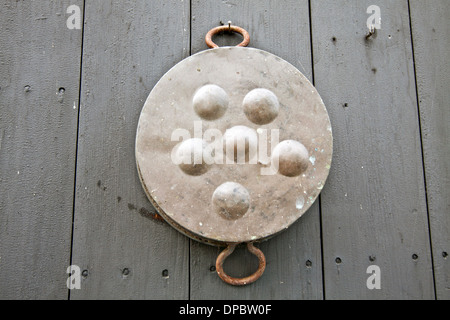 Alte Pfanne Poffertjes (kleine Pfannkuchen), Jahrgang Bric-À-Brac zum Verkauf im Norden Hollands, Zaanse Schans, Zaandam, Niederlande Stockfoto
