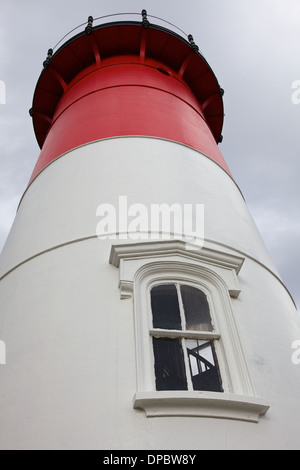 Durch jahrelange Erosion steht Nauset Licht als Symbol entlang der Cape Cod National Seashore in Eastham Massachusetts Cape Cod Stockfoto