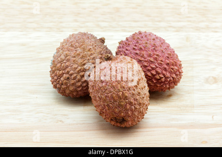 Litschis rote Farbe auf einem hölzernen Hintergrund Stockfoto