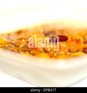 Black Bean Soup Bowl auf weißem Hintergrund. zuppa di Fagioli. Stockfoto