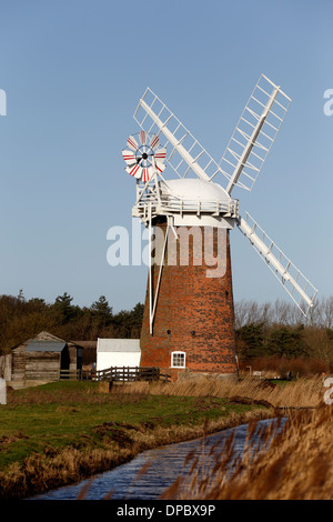 Horsey Wind Pumpe oder Horsey Mühle als es bekannt auch, eine alte Entleerungspumpe auf neu gewonnenem Land in Norfolk, Ostengland Stockfoto