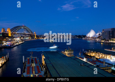 Circular Quay in der Nacht mit Fähren ankommende und abfliegende, Harbour Bridge und das Opernhaus Sydney New South Wales NSW Australia Stockfoto