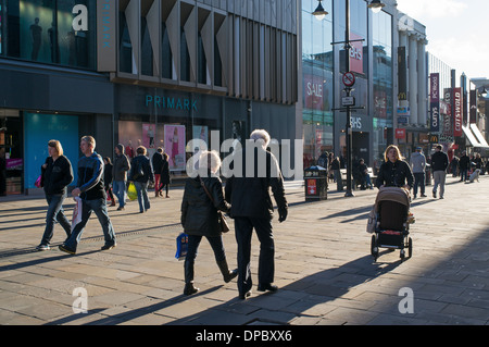 Menschen, die zu Fuß entlang Northumberland Street Newcastle nach Tyne Nord-Ost England UK Stockfoto