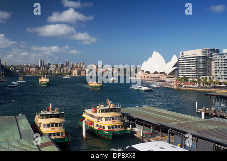 Blick auf Circular Quay mit Fähren ankommende und abfliegende und Opernhaus Sydney New South Wales NSW Australia Stockfoto