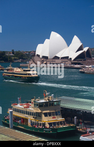 Blick auf Circular Quay mit Fähren ankommende und abfliegende und Opernhaus Sydney New South Wales NSW Australia Stockfoto