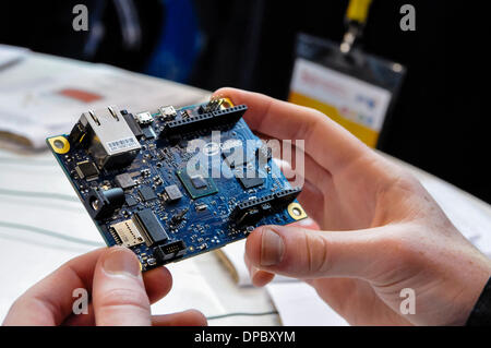 Dublin, Irland. 11. Januar 2014 - hält ein Junge einen Intel Galileo Computer, eine Konkurrenz zu dem Raspberry Pi in der BT-junge Wissenschaft und Technologieausstellung Stockfoto