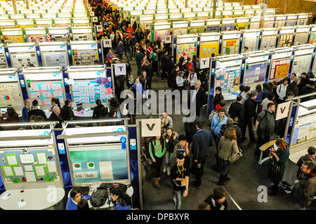 Dublin, Irland. 11. Januar 2014 - strömen Menschenmassen in der BT-junge Wissenschaft und Technologie-Ausstellung am letzten Tag, wenn es für die Öffentlichkeit zugänglich ist. Stockfoto