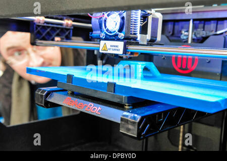 Dublin, Irland. 11. Januar 2014 - Uhren ein Mann einen 3D Drucker Makerbot, wie es ein Modell des Eiffelturms in der BT-junge Wissenschaft und Technologieausstellung baut Stockfoto