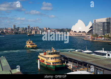 Circular Quay mit Fähren ankommende und abfliegende und Opernhaus in Sydney New South Wales NSW Australia Hintergrund Stockfoto