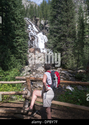 Weibliche Wanderer an den Hidden Falls von Jenny Lake im Grand-Teton-Nationalpark, Wyoming, USA Stockfoto