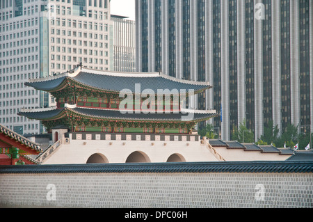 Changdeokgung Palace und modernen Wolkenkratzern, Seoul, Südkorea Stockfoto