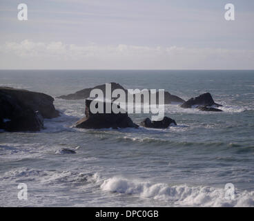 Porthcothan, Cornwall, UK. 11. Januar 2014.  Gezackte Stümpfe sind von einer gigantischen Felsbogen zerstört von letzter Woche Stürmen Credit: Anthony Collins/Alamy Live News Stockfoto