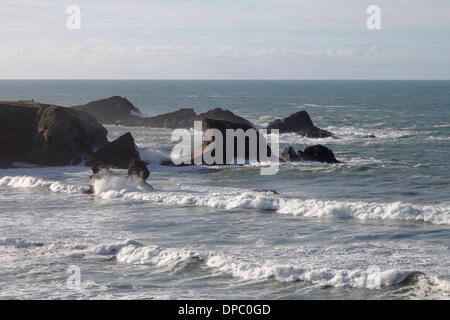 Porthcothan, Cornwall, UK. 11. Januar 2014. Gezackte Stümpfe sind von einer gigantischen Felsbogen zerstört von letzter Woche Stürmen Credit: Anthony Collins/Alamy Live News Stockfoto