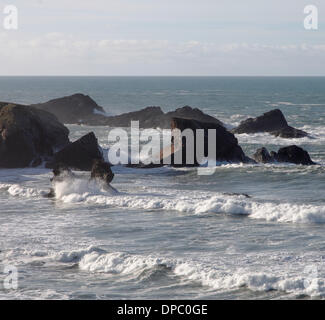 Porthcothan, Cornwall, UK. 11. Januar 2014.  Gezackte Stümpfe sind von einer gigantischen Felsbogen zerstört von letzter Woche Stürmen Credit: Anthony Collins/Alamy Live News Stockfoto