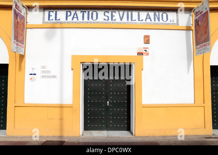 Das El Patio Sevillano, einem Tablao Flamenco-Tanz-Theater in Sevilla, Andalusien, Spanien. Stockfoto