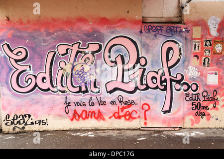 Graffiti zum Gedenken an Edith Piaf, eine berühmte französische Sängerin starb 1963, Stadtteil Belleville, Paris, Frankreich Stockfoto
